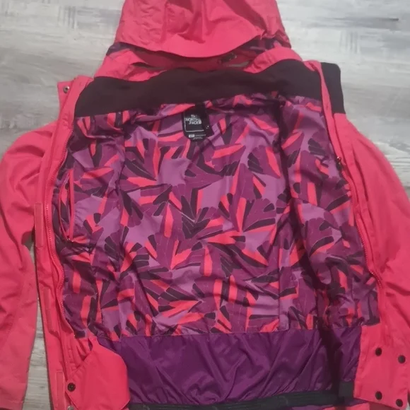 The North Face Women's Vibrant Pink Ski Jacket - Picture 2 of 5